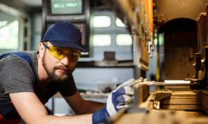 Пятиосевые фрезерные центры: точность обработки и преимущества